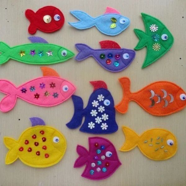 Felt-fish-of-different-sizes-and-colors-in-DIY-felt-baby-toys-for-sensory-play.
